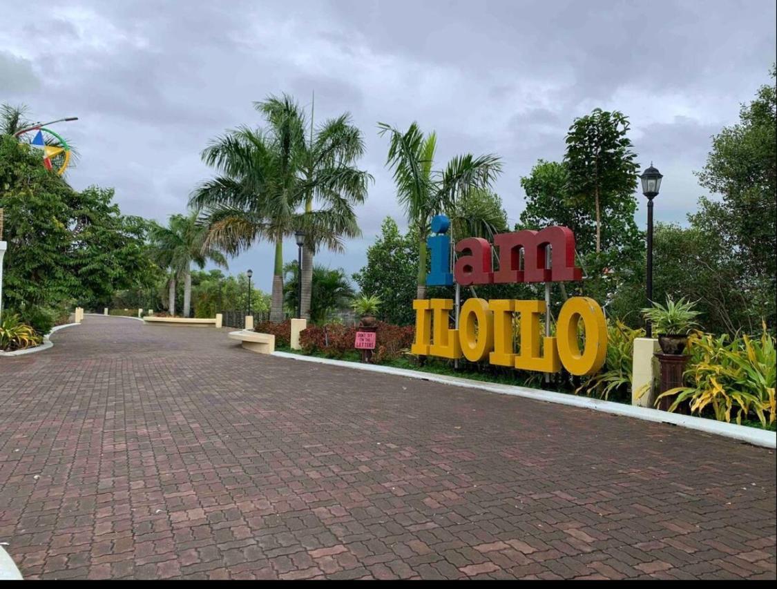 One Spatial Two Bedroom Condominium Unit With Pool And Gym Free Netflix And Wifi Iloilo City Exterior photo